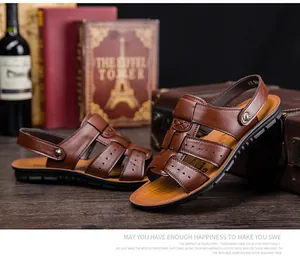 Vista detallada de sandalias de cuero marrón para hombre en un entorno elegante de estilo vintage