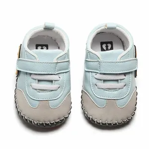 Vue de dessus détaillée de chaussures de marche bleu clair pour bébés à semelle souple