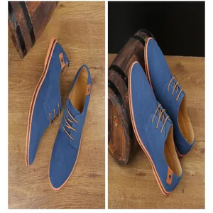 Detailansicht blaue Herren-Freizeitschuhe aus Wildleder mit orangen Schnürsenkeln