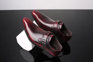 Gros plan sur d'élégantes chaussures en cuir à boucle bordeaux dégradé pour hommes chic