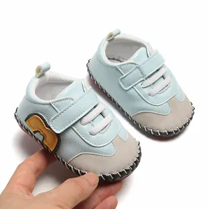Vue détaillée de chaussures de marche souples bleu clair avec velcro et semelle gomme.