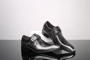 Détail de chaussure de ville à bout carré en cuir gris métallisé avec bride à boucle