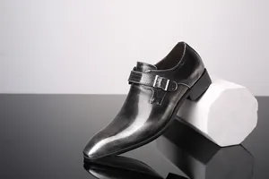 Vue latérale d'une chaussure habillée élégante avec boucle argentée et bout carré
