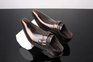 Vue détaillée des chaussures de ville à boucle marron poli avec un bout carré élégant