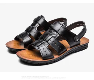 Vista detallada de sandalias de cuero negro para hombre con suela marrón.