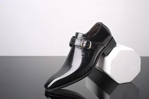 Détail d'une chaussure monk strap noire brillante avec bout carré et boucle élégante