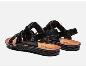 Vista trasera detallada de sandalias de cuero negro para hombre con plantilla de madera