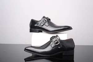 Détail de chaussures monk en cuir verni noir pour hommes, tenue de bureau formelle