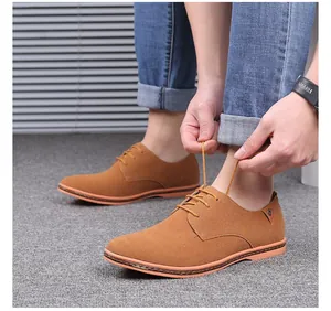 Detailansicht der braunen Wildleder-Freizeitschuhe für Herren, die zugebunden werden