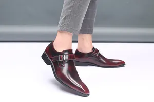 Vue détaillée de chaussures bordeaux pour hommes avec boucle monk strap élégante.