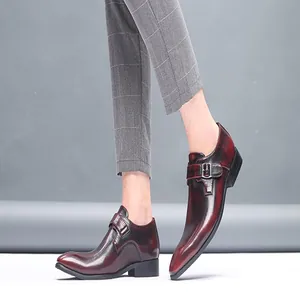 Gros plan de chaussures en cuir bordeaux à boucle pour homme avec finition polie sur modèle