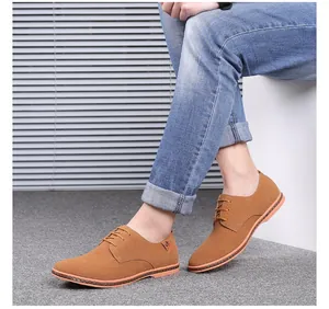 Detaillierte Seitenansicht der hellbraunen Wildleder-Freizeitschuhe für Herren mit Jeans