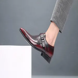 Vue détaillée de chaussures pour hommes en cuir bordeaux à bout carré et boucle latérale
