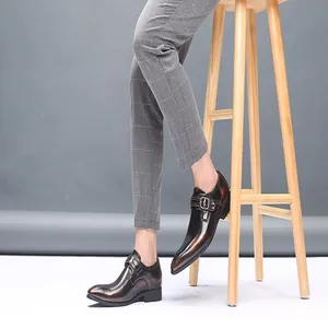 Vue détaillée de chaussures richelieu marron dégradé pour hommes avec un bout carré.