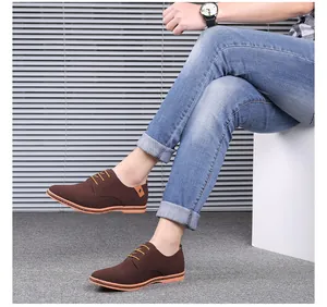 Detailansicht brauner Herren-Wildlederschuhe mit gelben Schnürsenkeln für den Alltag