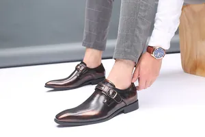 Détail de chaussures monk élégantes en cuir dégradé marron pour hommes à bout carré