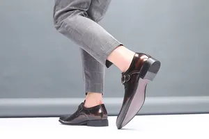 Vue détaillée de chaussures de ville élégantes en cuir marron poli pour hommes à bout carré