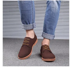 Nahaufnahme der braunen Wildleder-Freizeitschuhe für Herren mit blauen Jeans