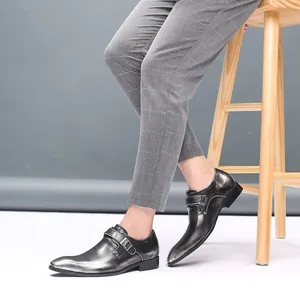 Vue détaillée des chaussures en cuir gris pour hommes avec bout carré et boucle.