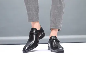 Gros plan de chaussures de ville en cuir noir à boucle et bout carré sur un mannequin
