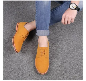 Draufsicht auf gelbe Herren-Wildlederschuhe im Derby-Stil kombiniert mit Jeans