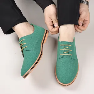 Detailansicht der grünen Wildleder-Freizeitschuhe für Herren mit Schnürung.