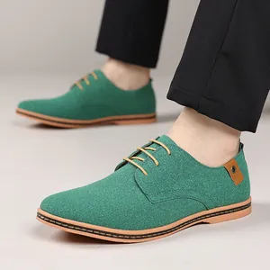 Nahaufnahme von herren schuhen aus smaragdgrünem wildleder im britischen schnürstil