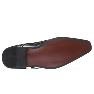 Chaussure habillée pour homme à bout carré montrant le détail de la semelle brune