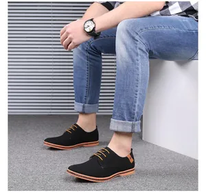 Detailansicht der matten schwarzen Wildleder-Freizeitschuhe für Herren mit hellen Sohlen.