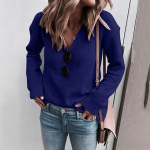 Vue détaillée d'un pull en maille côtelée pour femme à col en V bleu marine élégant