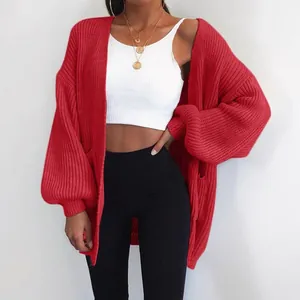Vista dettagliata di un cardigan donna rosso oversize in maglia grossa con maniche a lanterna