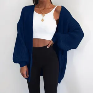 Dettaglio ravvicinato del cardigan oversize blu scuro in maglia grossa per l'autunno