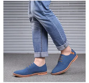 Blaue Herren-Freizeitschuhe aus Wildleder, kombiniert mit Jeans für den Frühlingslook.