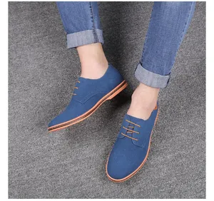 Detailansicht der blauen Wildleder-Freizeitschuhe für Herren mit klassischer Jeanshose