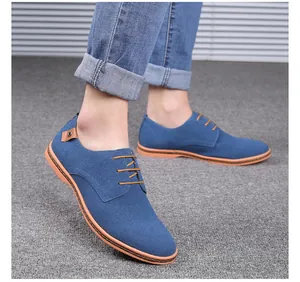 Detailaufnahme von hochwertigen blauen Wildleder-Freizeitschuhen für Herren mit Jeans