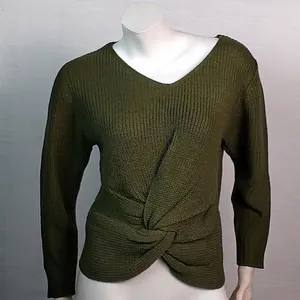 Detalle de jersey de punto verde militar con cuello en V y elegante nudo retorcido