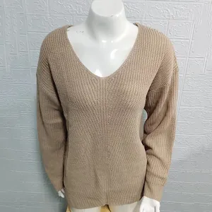 Vue détaillée de la texture en maille beige douce de ce pull à col en V pour femmes