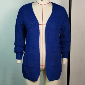 Vista frontale di un cardigan lungo in maglia blu vibrante su un manichino da studio