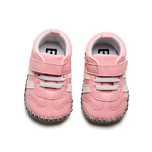 Gros plan sur les chaussures de marche roses pour bébé avec semelles en caoutchouc