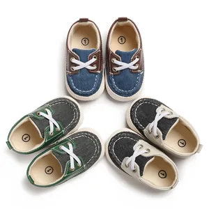 Drie paar baby loopschoenen met zachte zool in verschillende kleuren in een cirkel.