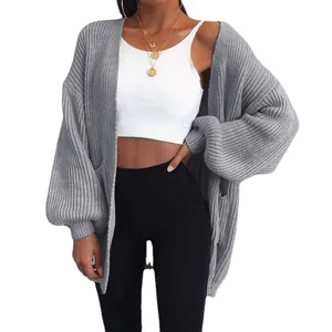 Cardigan donna grigio oversize in maglia spessa con design ampio di media lunghezza