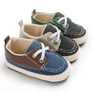 Detail van babyschoentjes met zachte zool in verschillende kleuren denimstijlen
