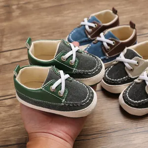 Detailopname van comfortabele babyschoentjes met zachte zool voor baby's in diverse kleuren