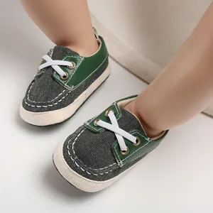 Detail van comfortabele babyschoentjes met zachte zool in groen en grijs denim voor baby's