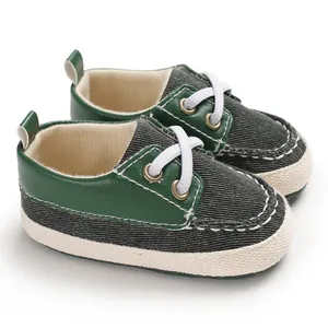Klassieke groen-grijze baby-wandelschoenen met zachte zool en veters