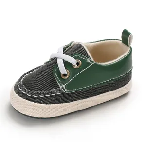Detail van groene en grijze denim baby loopschoentjes met zachte zool