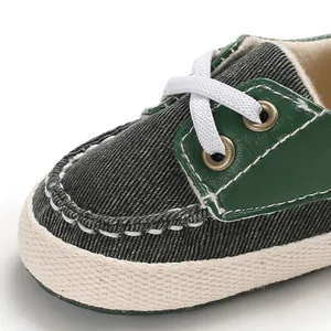 Detail van comfortabele babyloopschoen van denim en groen leer met zachte zool.