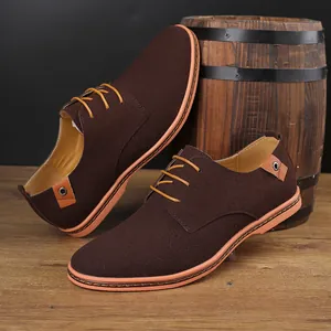 Klassische braune Herren-Freizeitschuhe aus Wildleder vor rustikalem Hintergrund