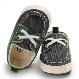 Detailweergave van denim babyloopschoenen met groene accenten en zachte zool.
