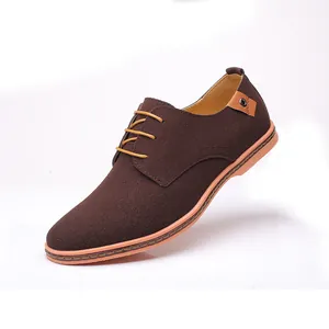 Klassische braune Herren-Wildlederschuhe mit stilvollem Schnürverschluss für den Frühling